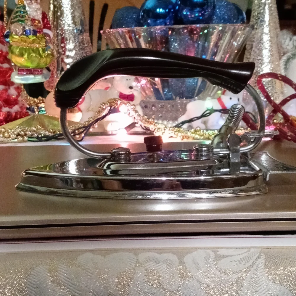 Vintage Durabilt travel iron